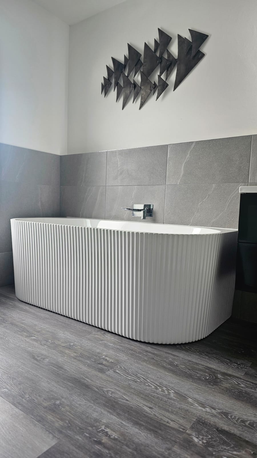 Fluted freestanding bath